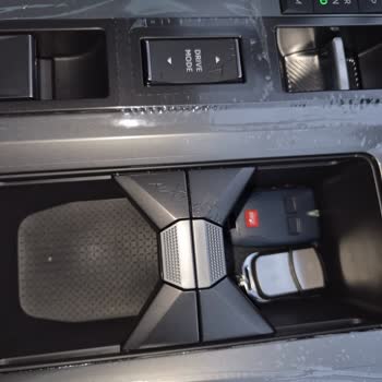 Sıfır Opel Grandland Konsolunda Çatlak Ve Garanti Kapsamında 45 Gün Servis Gecikmesi