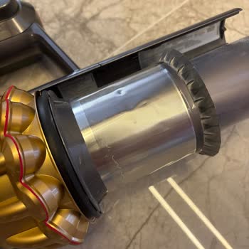 Dyson V15 Bakım Sonrası Bükülmüş Filtre, Hasarlı Orijinal Kutu Ve Kaba Müşteri Hizmeti