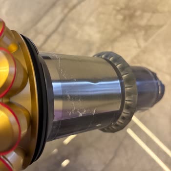 Dyson V15 Bakım Sonrası Bükülmüş Filtre, Hasarlı Orijinal Kutu Ve Kaba Müşteri Hizmeti