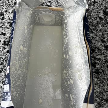Danone Doğal Süt Kutusunun Patlaması Ve Çökelek Benzeri Bozulmuş Süt