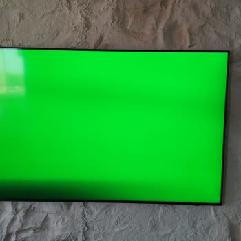 Samsung Neo QLED TV Shows a Black Stripe After One Hour of Use