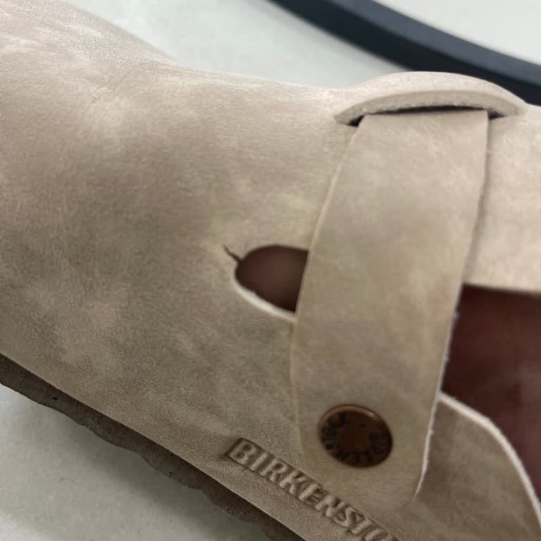 Ayıplı Birkenstock Terliği Yırtıldı Ve Kötü Koku Yaydı