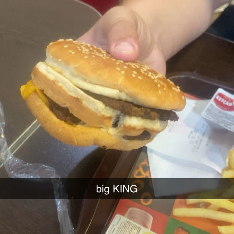 Görseldeki Boyuta Uymayan Küçük Ve Soğuk Big King Menüsü