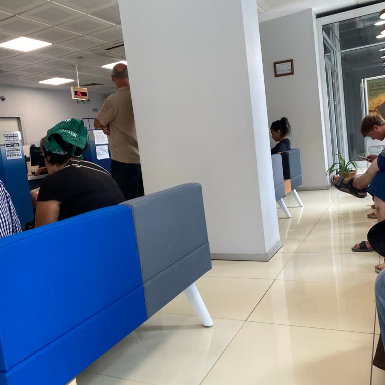 İş Bankası Dikili Şubesinde Tek Banko Açık Olması Nedeniyle Uzun Bekleme Süresi