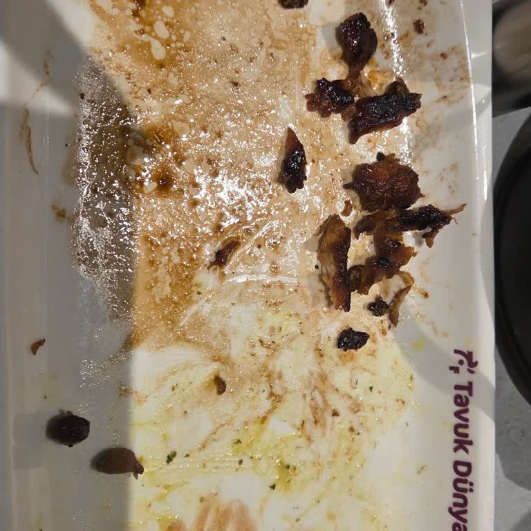 Ayvalık Kırlangıç AVM Tavuk Dünyası’nda Geç Ve Ilık Teslim, Yanık Tavuk Ve Dökülen Salata