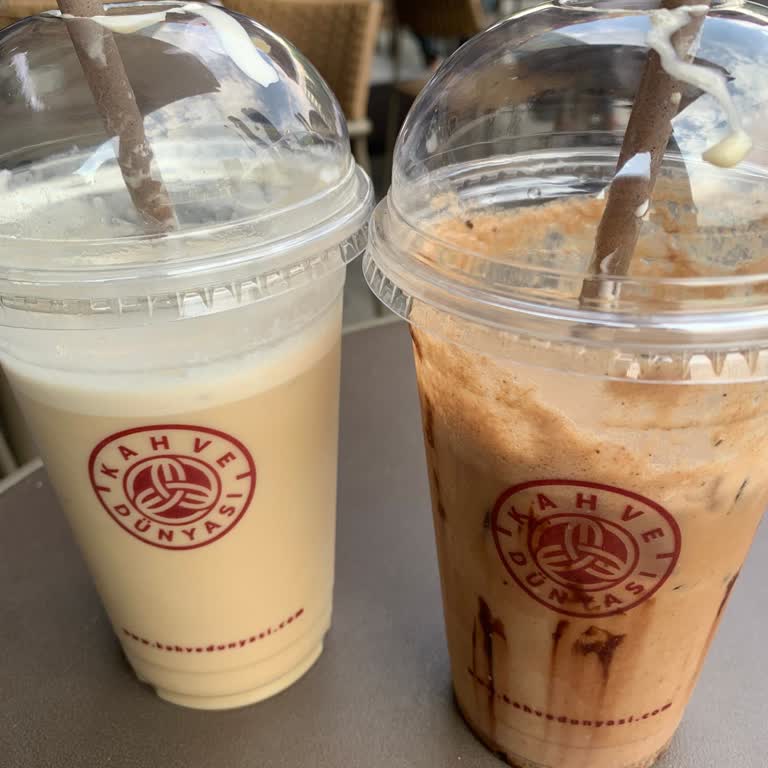 Ankara Kızılay Kahve Dünyası'nda Görseldekiyle Uyuşmayan Buzlu Latte Ve Mocha Sunumu