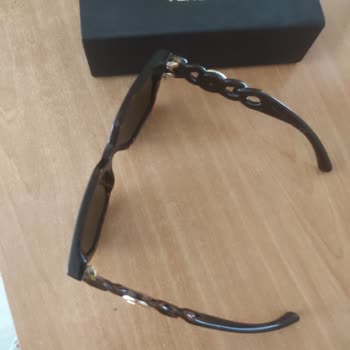 Versace Güneş Gözlüğünün Araç Kullanırken Göz Ağrısına Neden Olması