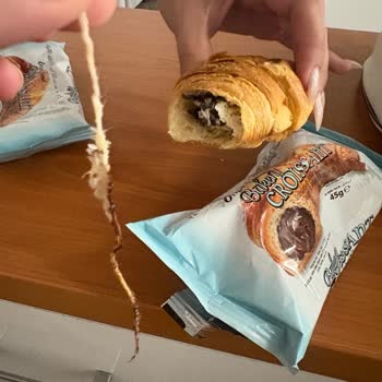 Bakery Croissant Kruvasanlardan Birinin İçinden Boylu Boyunca Uzanan Kalın Bir İp Çıktı