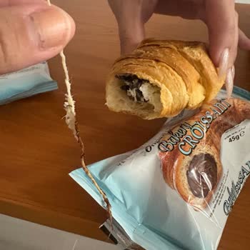 Bakery Croissant Kruvasanlardan Birinin İçinden Boylu Boyunca Uzanan Kalın Bir İp Çıktı