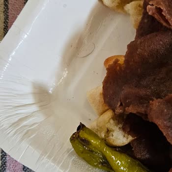 Hijyen Sorunu Ve İade Reddi: Yemeğin İçinden Kıl Çıktı
