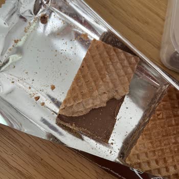 Eti Dolu Ürününün İçindeki Isırılmış Gofret Parçası Hijyen Endişesi Yaratıyor