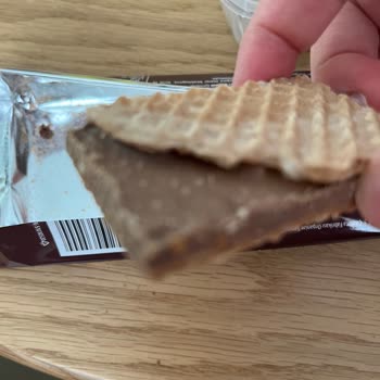 Eti Dolu Ürününün İçindeki Isırılmış Gofret Parçası Hijyen Endişesi Yaratıyor