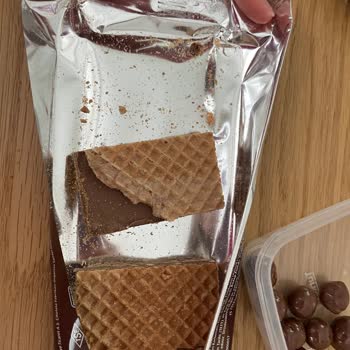 Eti Dolu Ürününün İçindeki Isırılmış Gofret Parçası Hijyen Endişesi Yaratıyor