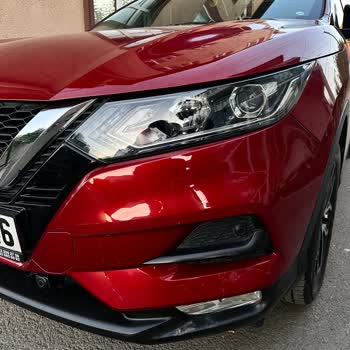 Nissan Qashqai Tamponlarındaki Vernik Soyulması Orijinal Boya Korunarak Çözülmeli