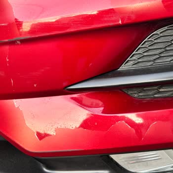 Nissan Qashqai Tamponlarındaki Vernik Soyulması Orijinal Boya Korunarak Çözülmeli