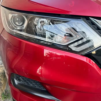 Nissan Qashqai Tamponlarındaki Vernik Soyulması Orijinal Boya Korunarak Çözülmeli
