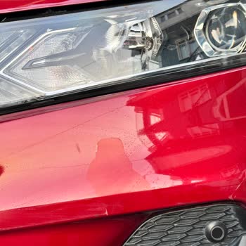 Nissan Qashqai Tamponlarındaki Vernik Soyulması Orijinal Boya Korunarak Çözülmeli
