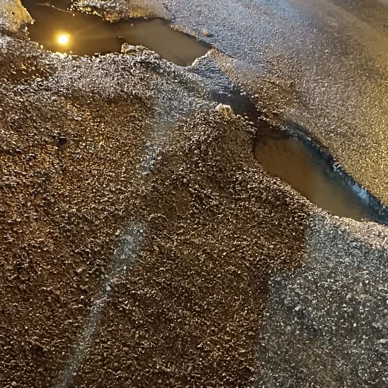 Gaziantep Şahinbey'de Mıcırla Bırakılan Yol Tehlike Oluşturuyor