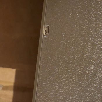 Çizik Yemek Masası Ve Uzayan Değişim Süreci