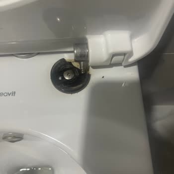 Creavit Klozet Kapağında Bağlantı Parçası Erken Kırıldı, Ücretsiz Parça Değişimi İstiyorum