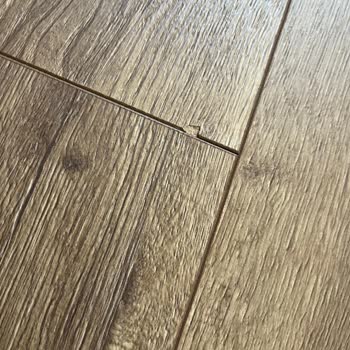 Kurulum Ekibi Laminant Zemini Çizdi Ve Koltukları Lekelendi
