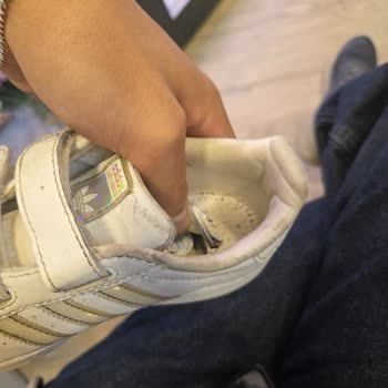 Adidas Superstar LED Çocuk Ayakkabısının Pil Değişim İşareti Tasarım Hatası