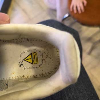 Adidas Superstar LED Çocuk Ayakkabısının Pil Değişim İşareti Tasarım Hatası