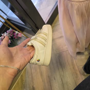 Adidas Superstar LED Çocuk Ayakkabısının Pil Değişim İşareti Tasarım Hatası