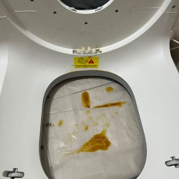 Kameralı Otomatik Kedi Tuvaletinde Sürekli İdrar Sızıntısı Ve Tasarım Hatası