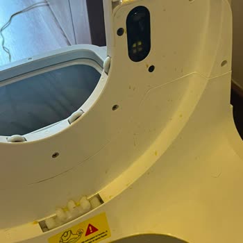 Kameralı Otomatik Kedi Tuvaletinde Sürekli İdrar Sızıntısı Ve Tasarım Hatası