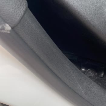 Jeep Compass Cam Değişimi Sonrası İç Temizlik Ve Çizik Düzeltme Talebi