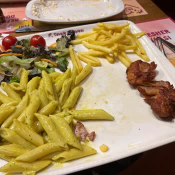 Tavuk Dünyası Maltepe Şubesinde Çiğ Ve Yağlı Tavuk, Gıda Güvenliği Sorunu