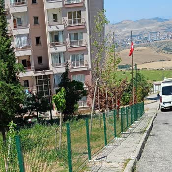 Ortak Alanı İşgal Eden Kaçak Tel Çit Kaldırılmalı