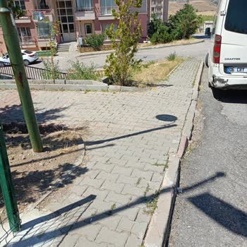 Ortak Alanı İşgal Eden Kaçak Tel Çit Kaldırılmalı