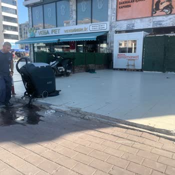 Migros Çanakkale Mağaza Önünde Kirli Su Dökülmesi Ve Çalışan Hakareti Şikayeti
