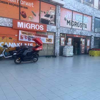 Migros Çanakkale Mağaza Önünde Kirli Su Dökülmesi Ve Çalışan Hakareti Şikayeti