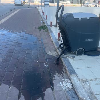 Migros Çanakkale Mağaza Önünde Kirli Su Dökülmesi Ve Çalışan Hakareti Şikayeti