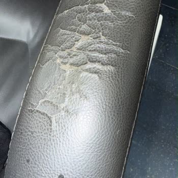 Cevher Çelik Berber Koltuğunun Kol Koyma Kısımlarındaki Deri Soyulmaya Başladı