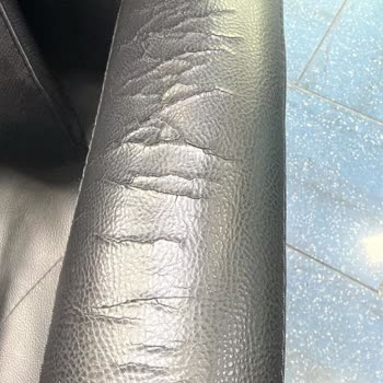 Cevher Çelik Berber Koltuğunun Kol Koyma Kısımlarındaki Deri Soyulmaya Başladı