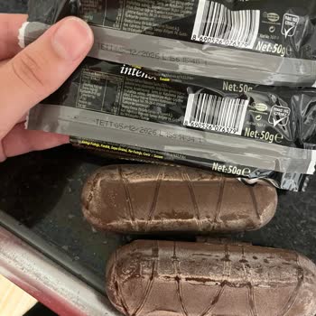 Eti Browni Intense Ürününün Renk Değişikliği Ve Bozuk Tadından Şikayet
