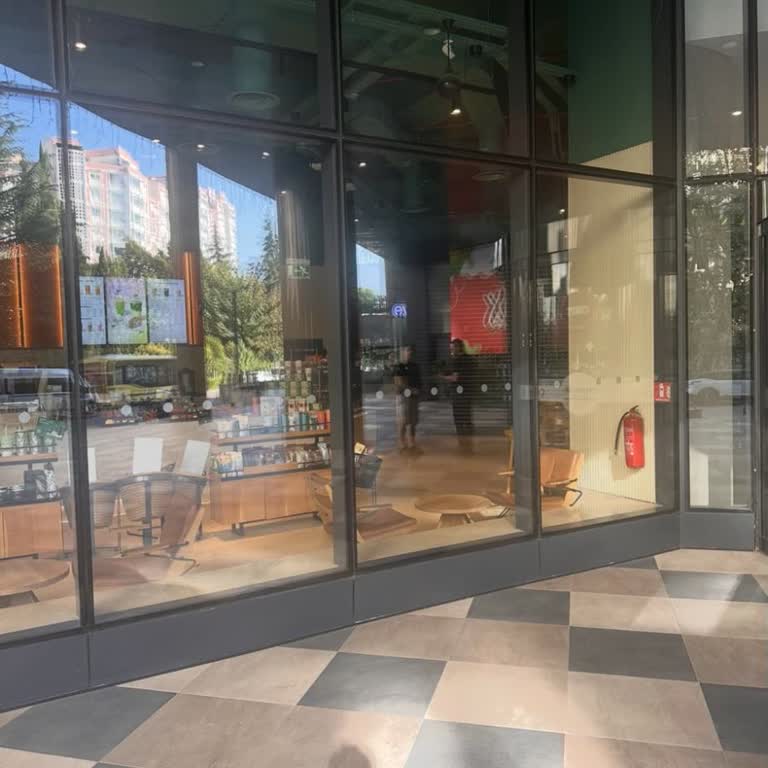 Sabah Açılışında Hazır Olmayan Starbucks, Soğuk Kahve Kalitesi Ve Kaba Çalışanlar