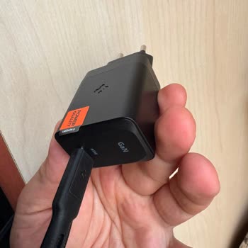 Aşırı Isınan USB-C Şarj Adaptörü Güvenlik Tehlikesi Oluşturuyor