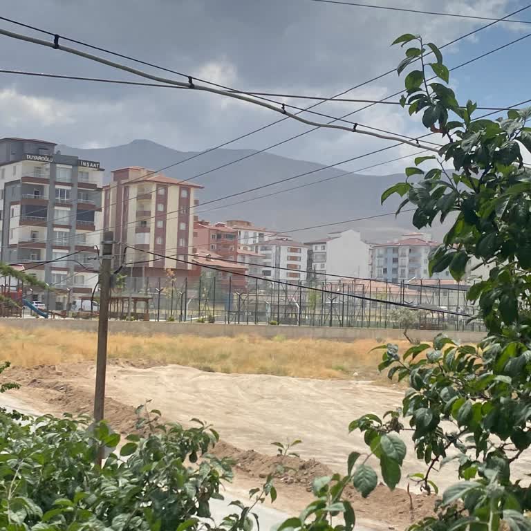 Kum Dökümü Mahallede Toz Ve Yaşam Kalitesi Sorunu Yaratıyor