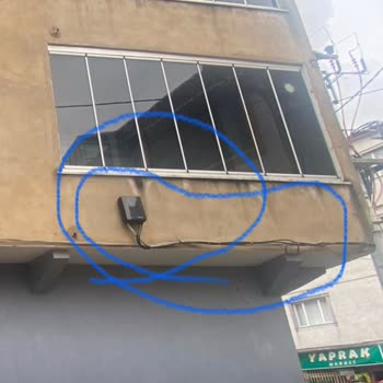 TurkNet’in Dış Cephede Koyduğu Siyah Kutu Ve Kablolar Binanın Görünümünü Bozdu