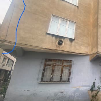TurkNet’in Dış Cephede Koyduğu Siyah Kutu Ve Kablolar Binanın Görünümünü Bozdu