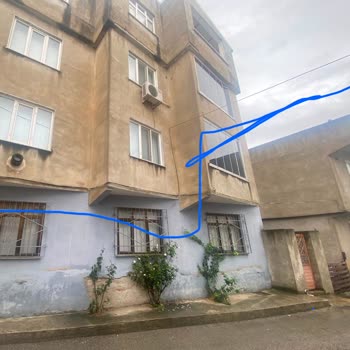 TurkNet’in Dış Cephede Koyduğu Siyah Kutu Ve Kablolar Binanın Görünümünü Bozdu