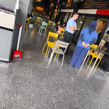 Mc Donald’s Bursa Şubesindeki Gürültülü Sandalyeler Müşteri Konforunu Bozuluyor