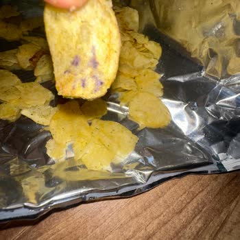 Lay’s Yoğurt Ve Mevsim Yeşillikleri Cipsinde Renkli Leke Görüldü, Güven Sarsıldı