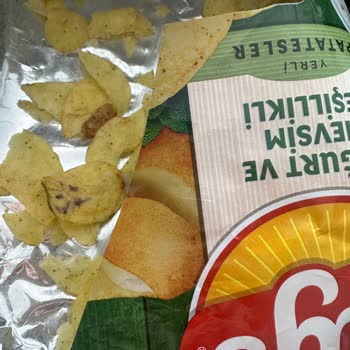 Lay’s Yoğurt Ve Mevsim Yeşillikleri Cipsinde Renkli Leke Görüldü, Güven Sarsıldı