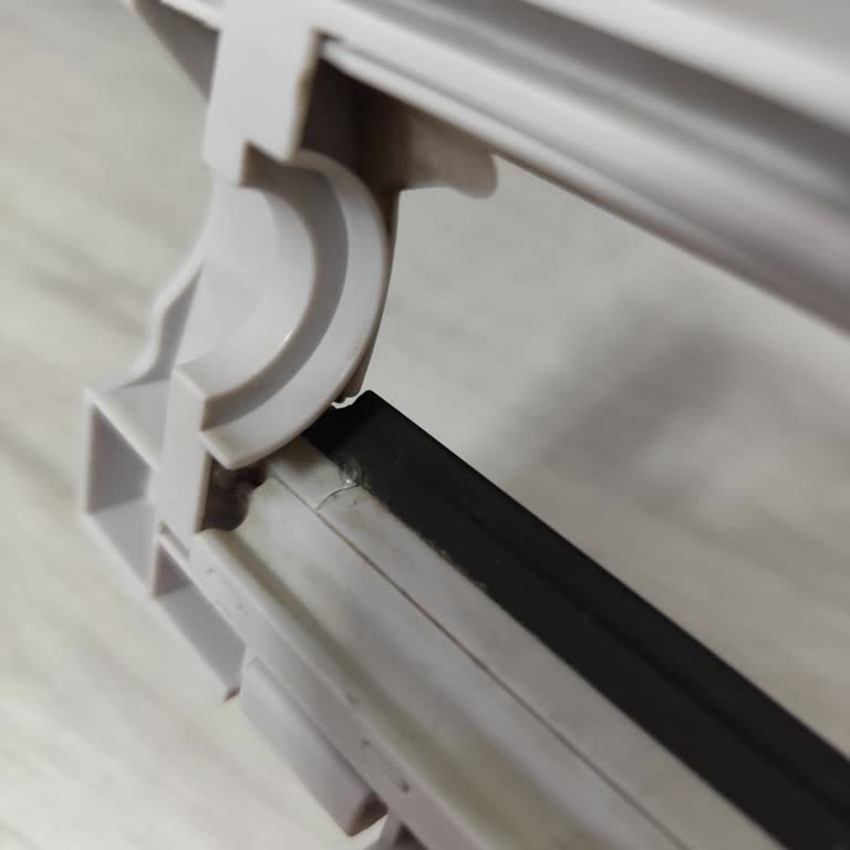 Fırça Kapağı Sürekli Kırılıyor, Yetkili Servis Yapıştırıyor